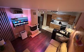 2-Bedroom, 2-Bathroom With Fireplace And Garden At Winslow Infinity